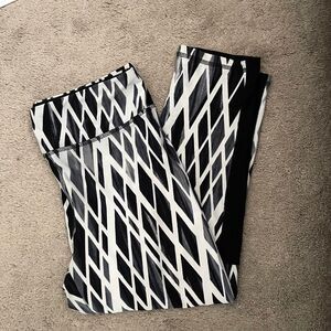Athletic Collection (26 international) black and white capri leggings - large